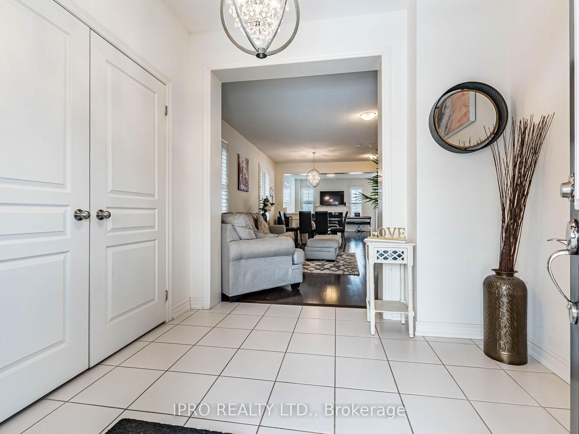 Photo 6 of 22 O'connor Crescent, Brampton, Northwest Brampton — HOMEH