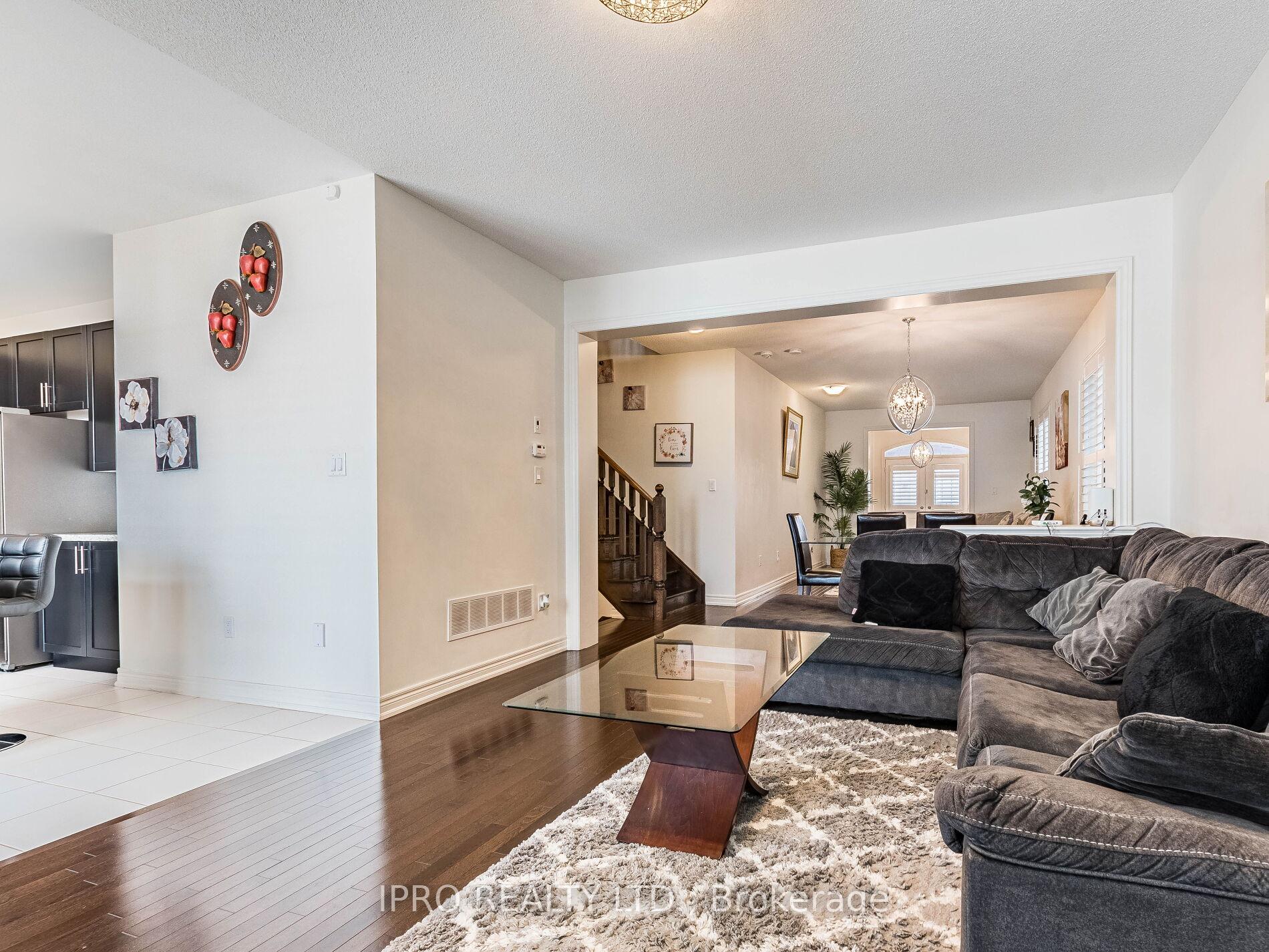 Photo 15 of 22 O'connor Crescent, Brampton, Northwest Brampton — HOMEH