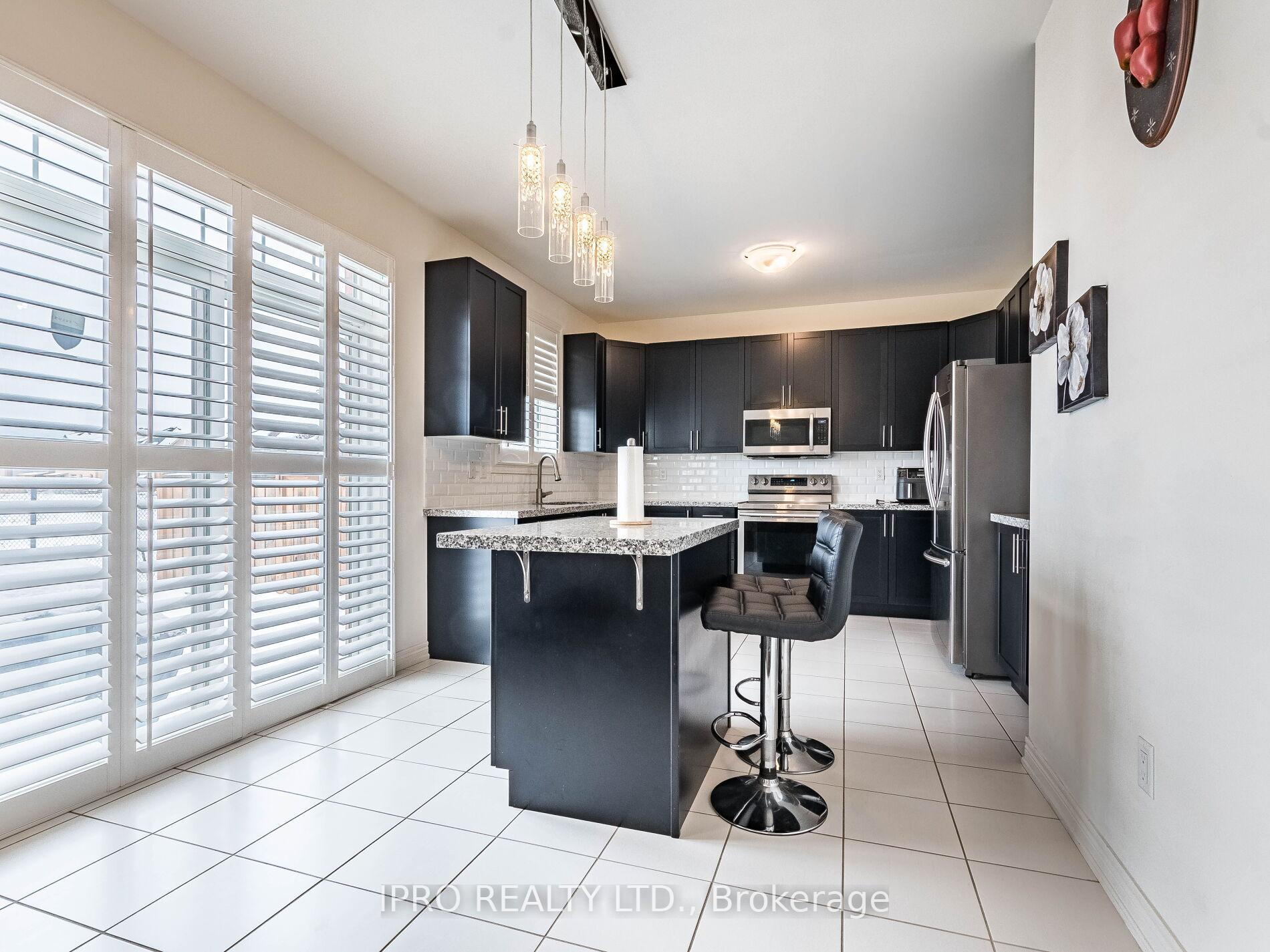 Photo 17 of 22 O'connor Crescent, Brampton, Northwest Brampton — HOMEH