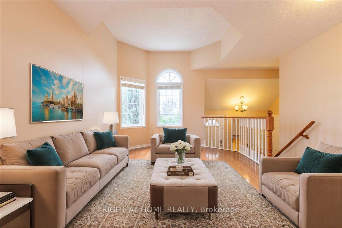 Photo 5 of 4 Hewitt Place, Barrie, Georgian Drive — HOMEH