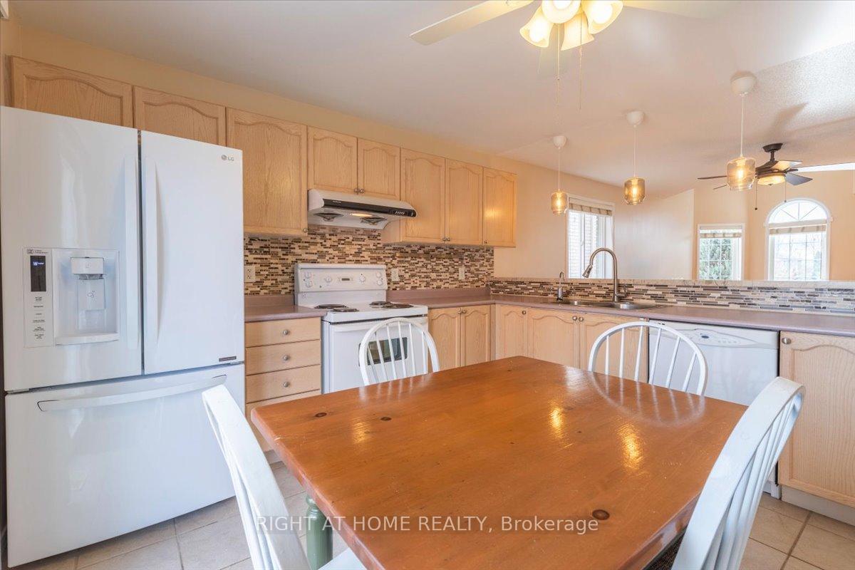 Photo 7 of 4 Hewitt Place, Barrie, Georgian Drive — HOMEH