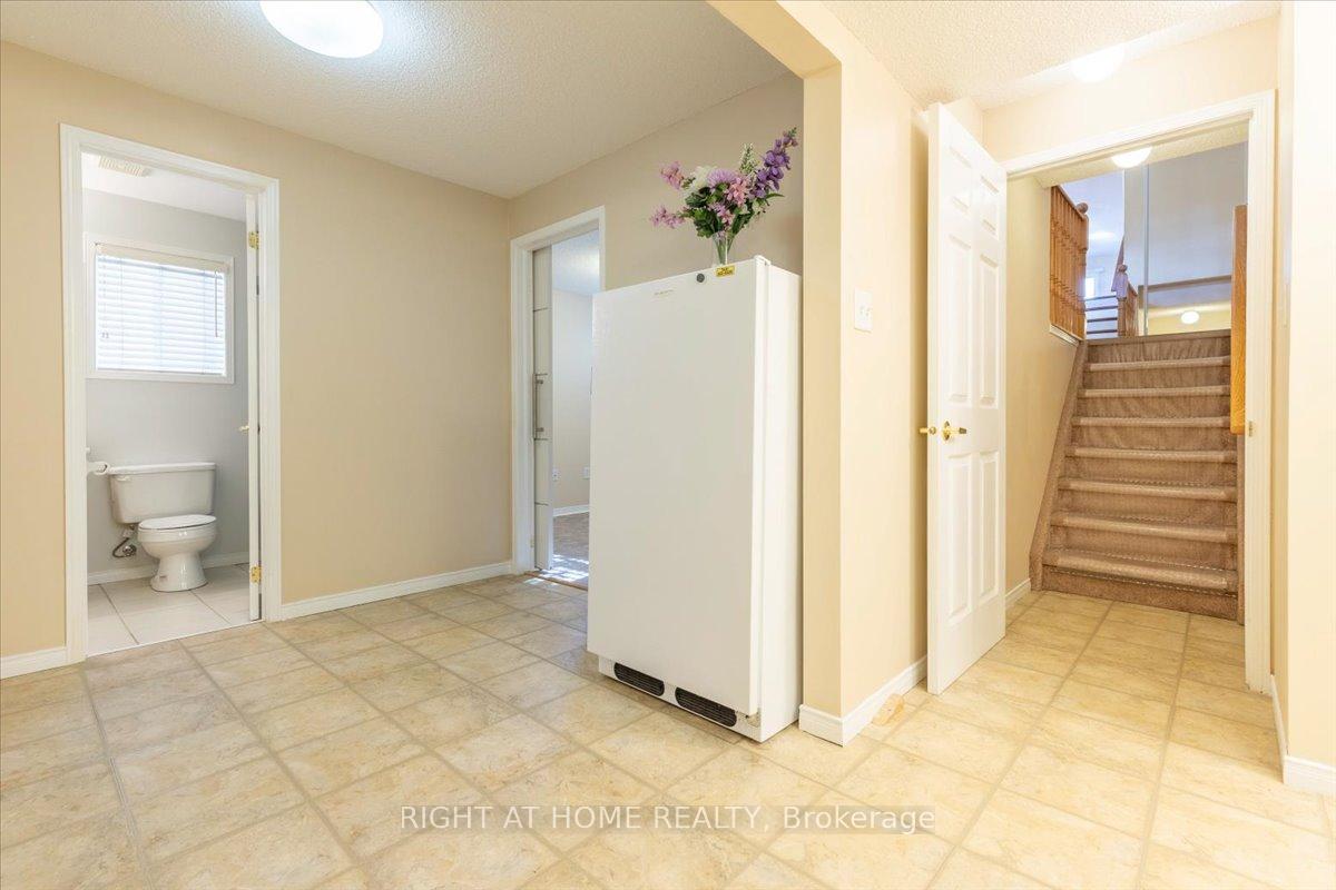 Photo 12 of 4 Hewitt Place, Barrie, Georgian Drive — HOMEH