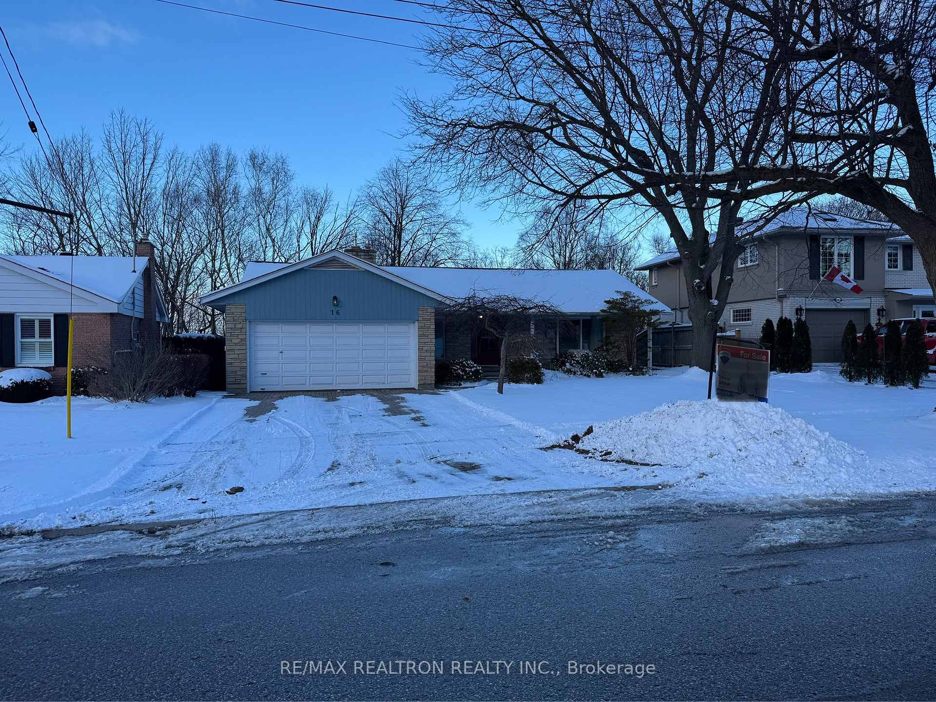 Photo 1 of 16 Tower Crescent, Barrie, Allandale Heights — HOMEH