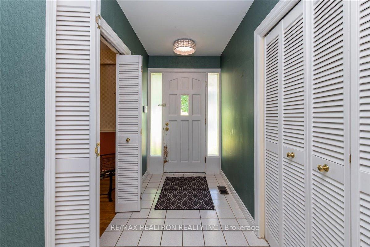 Photo 2 of 16 Tower Crescent, Barrie, Allandale Heights — HOMEH