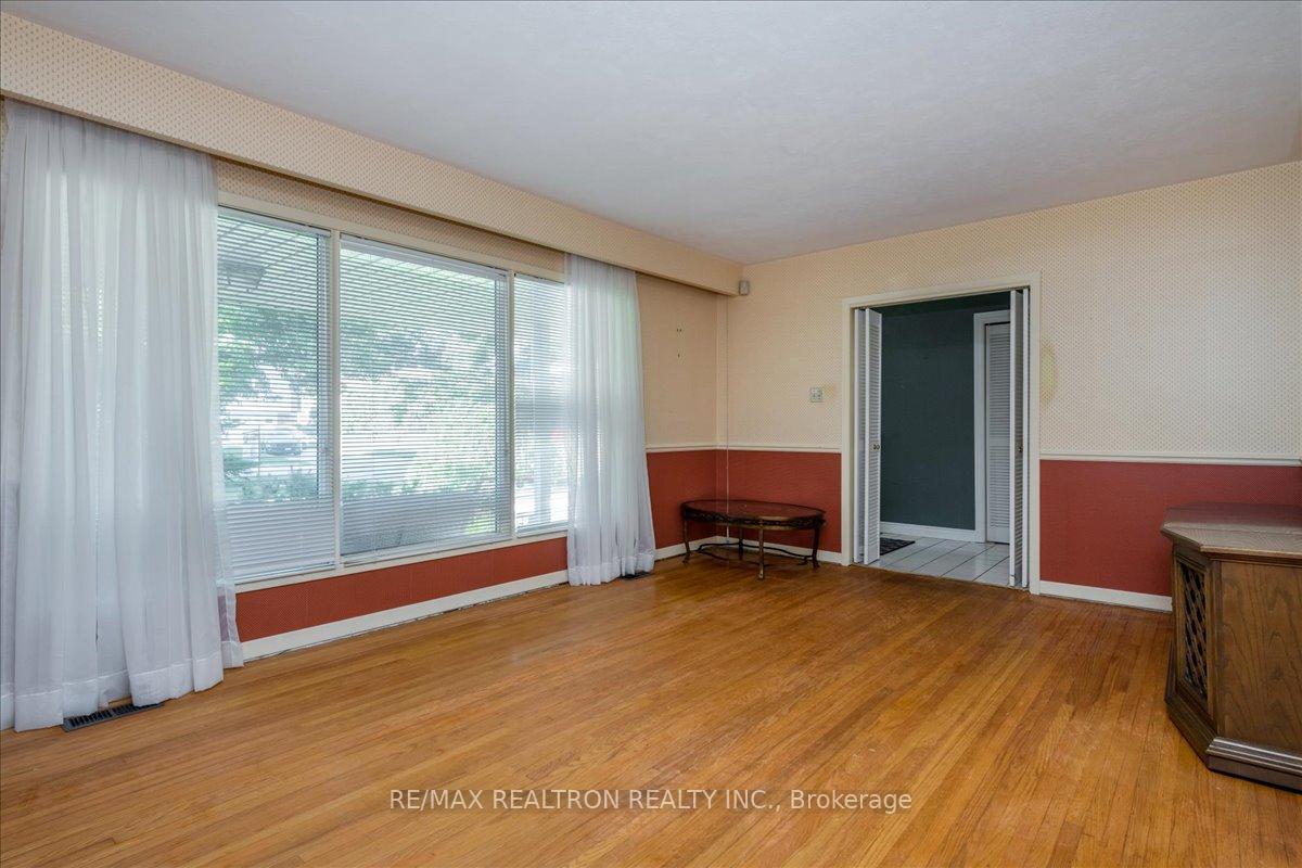 Photo 3 of 16 Tower Crescent, Barrie, Allandale Heights — HOMEH