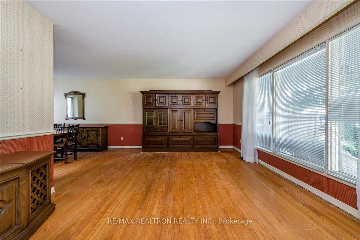 Photo 4 of 16 Tower Crescent, Barrie, Allandale Heights — HOMEH