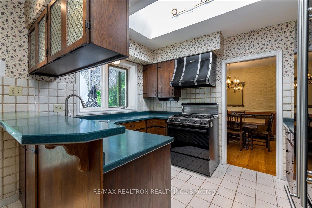 Photo 6 of 16 Tower Crescent, Barrie, Allandale Heights — HOMEH