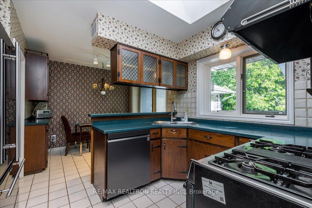 Photo 7 of 16 Tower Crescent, Barrie, Allandale Heights — HOMEH