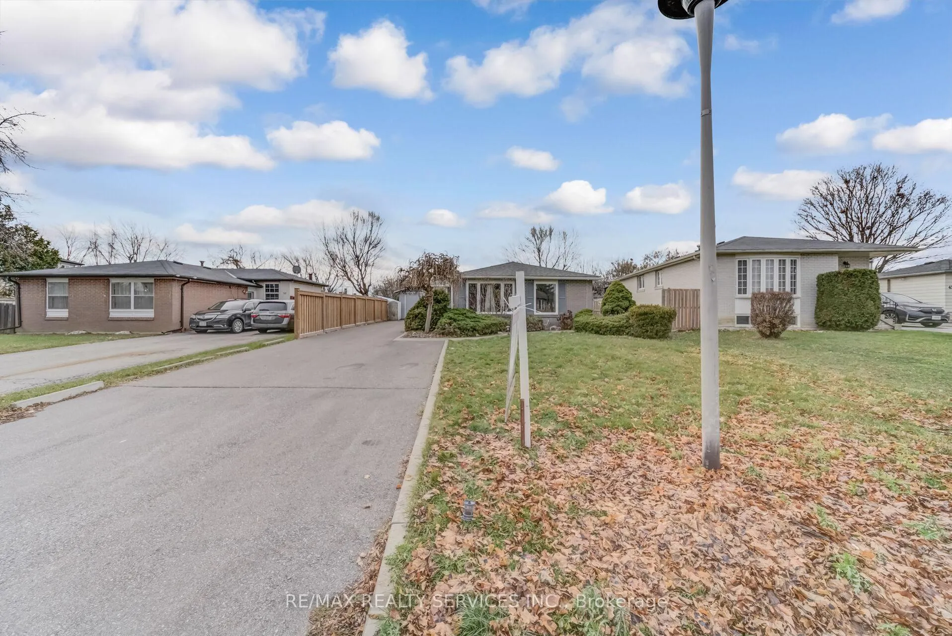 Photo 2 of 39 Flavian Crescent, Brampton, Southgate — HOMEH