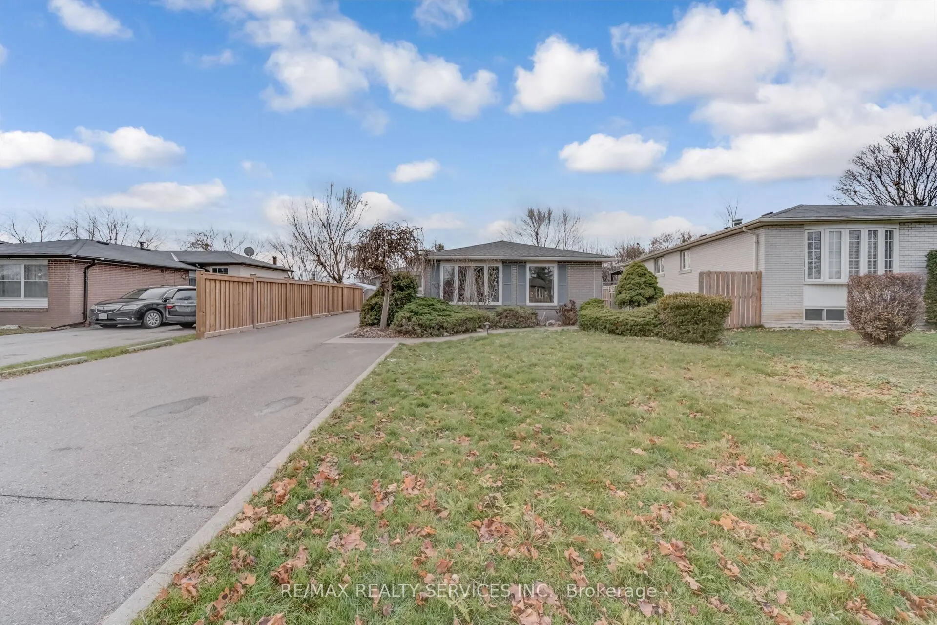 Photo 3 of 39 Flavian Crescent, Brampton, Southgate — HOMEH