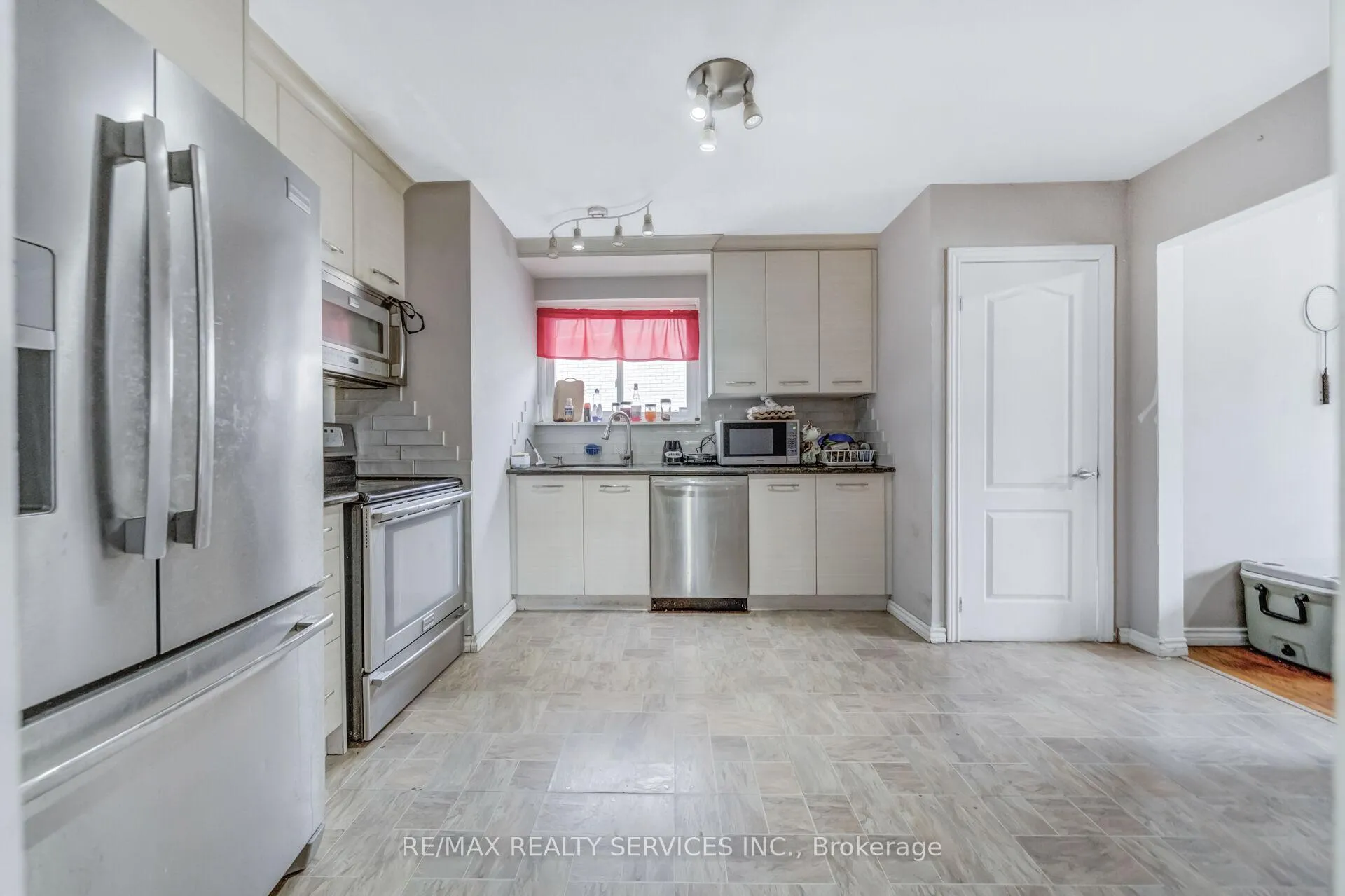 Photo 15 of 39 Flavian Crescent, Brampton, Southgate — HOMEH