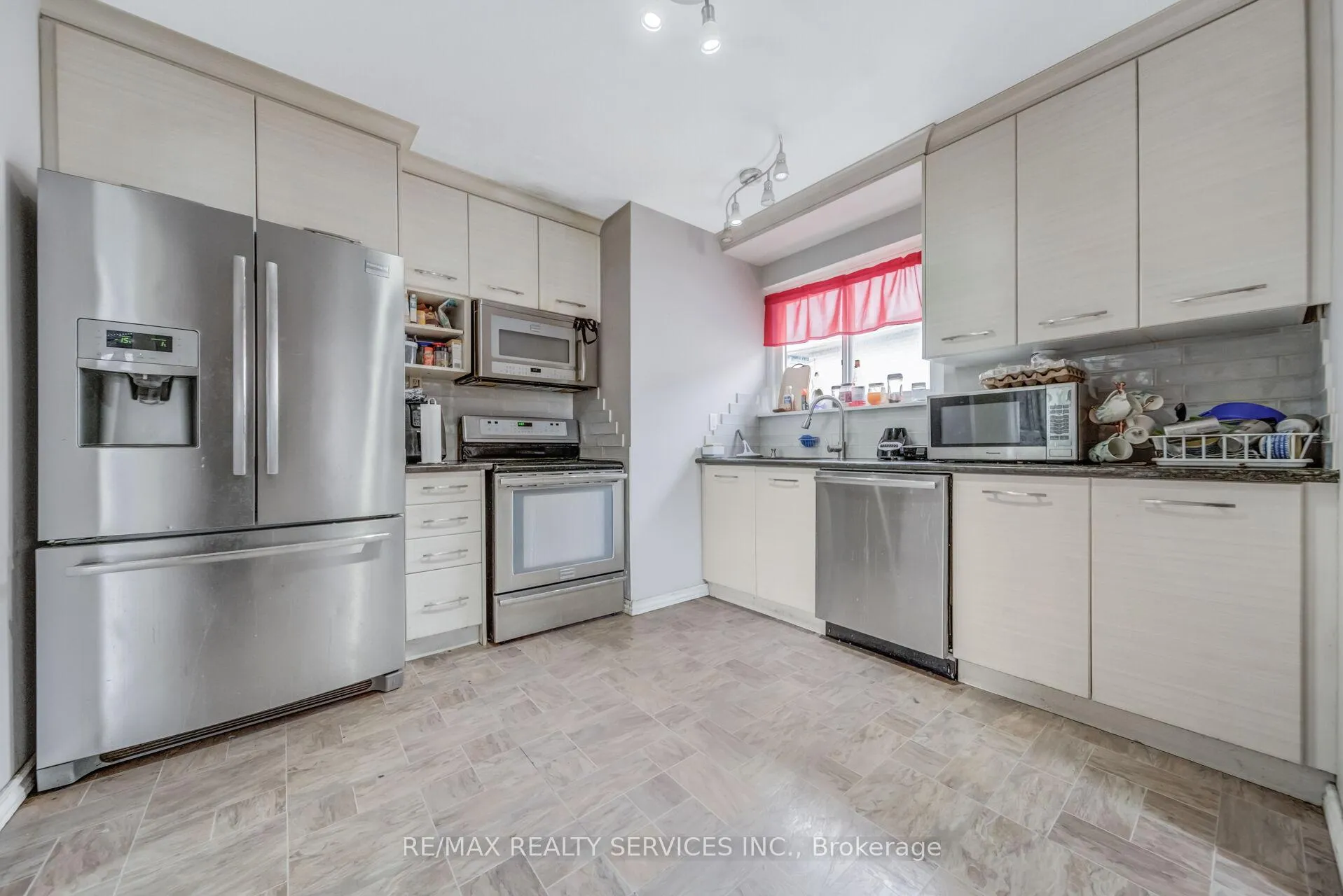 Photo 16 of 39 Flavian Crescent, Brampton, Southgate — HOMEH