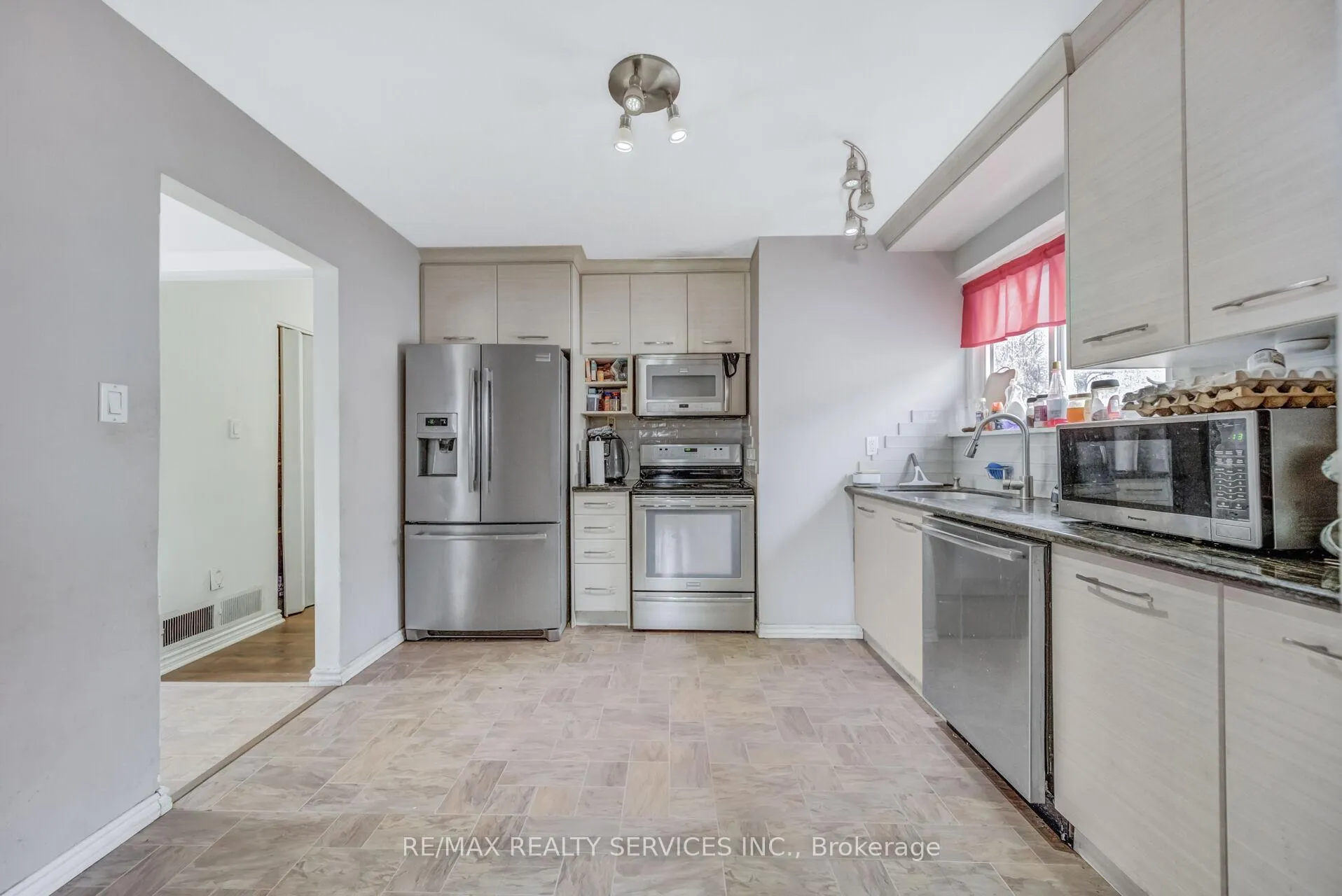 Photo 17 of 39 Flavian Crescent, Brampton, Southgate — HOMEH