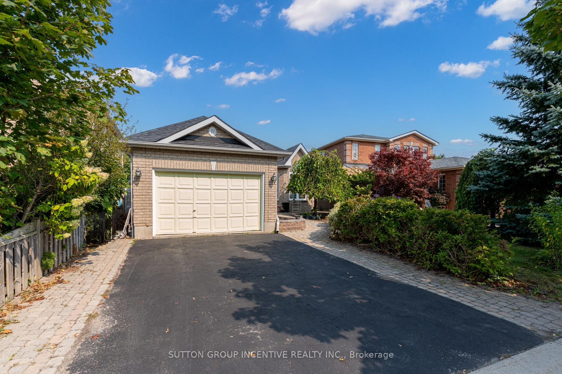 Photo 1 of 19 Brown Wood Drive, Barrie, Little Lake — HOMEH