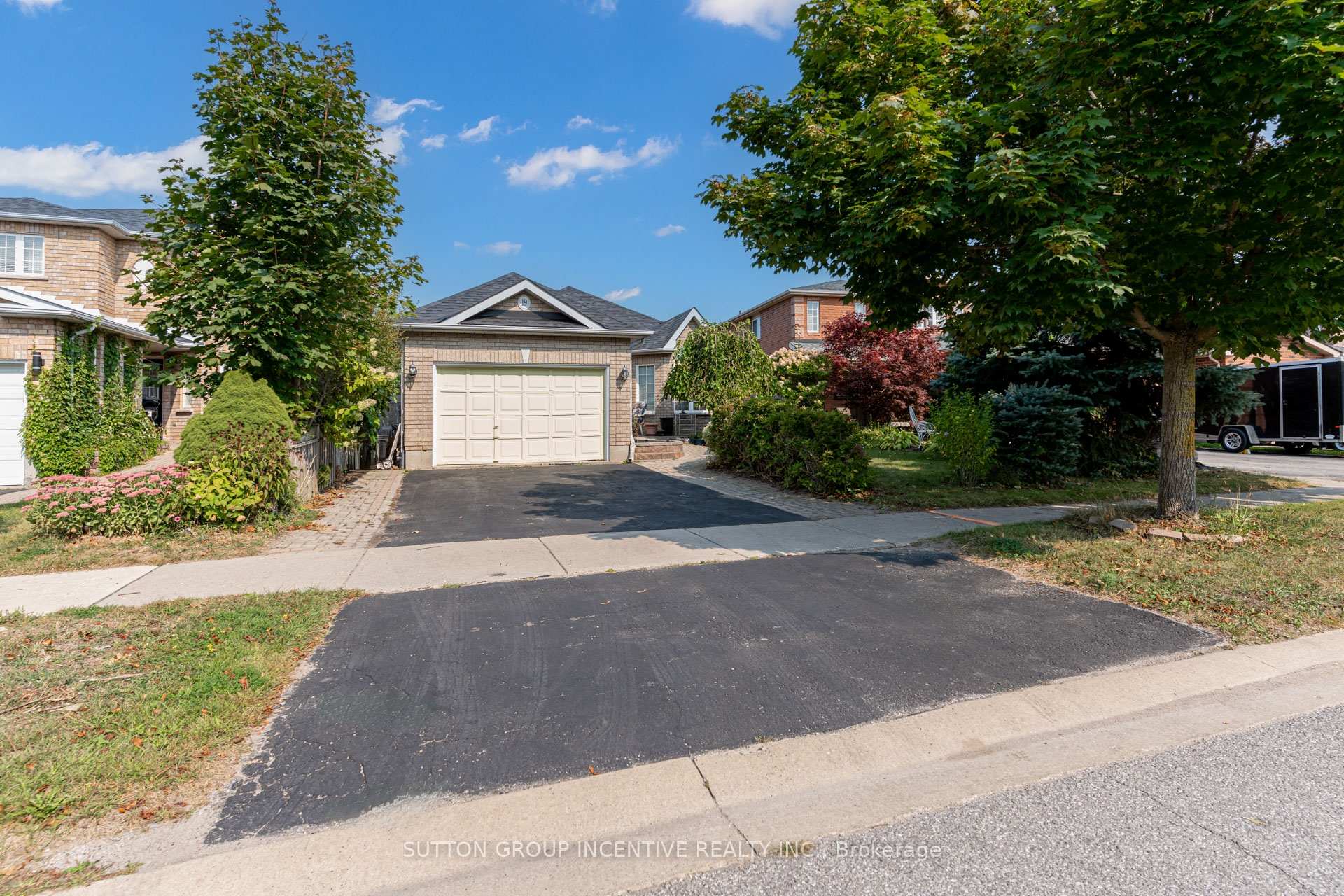 Photo 2 of 19 Brown Wood Drive, Barrie, Little Lake — HOMEH