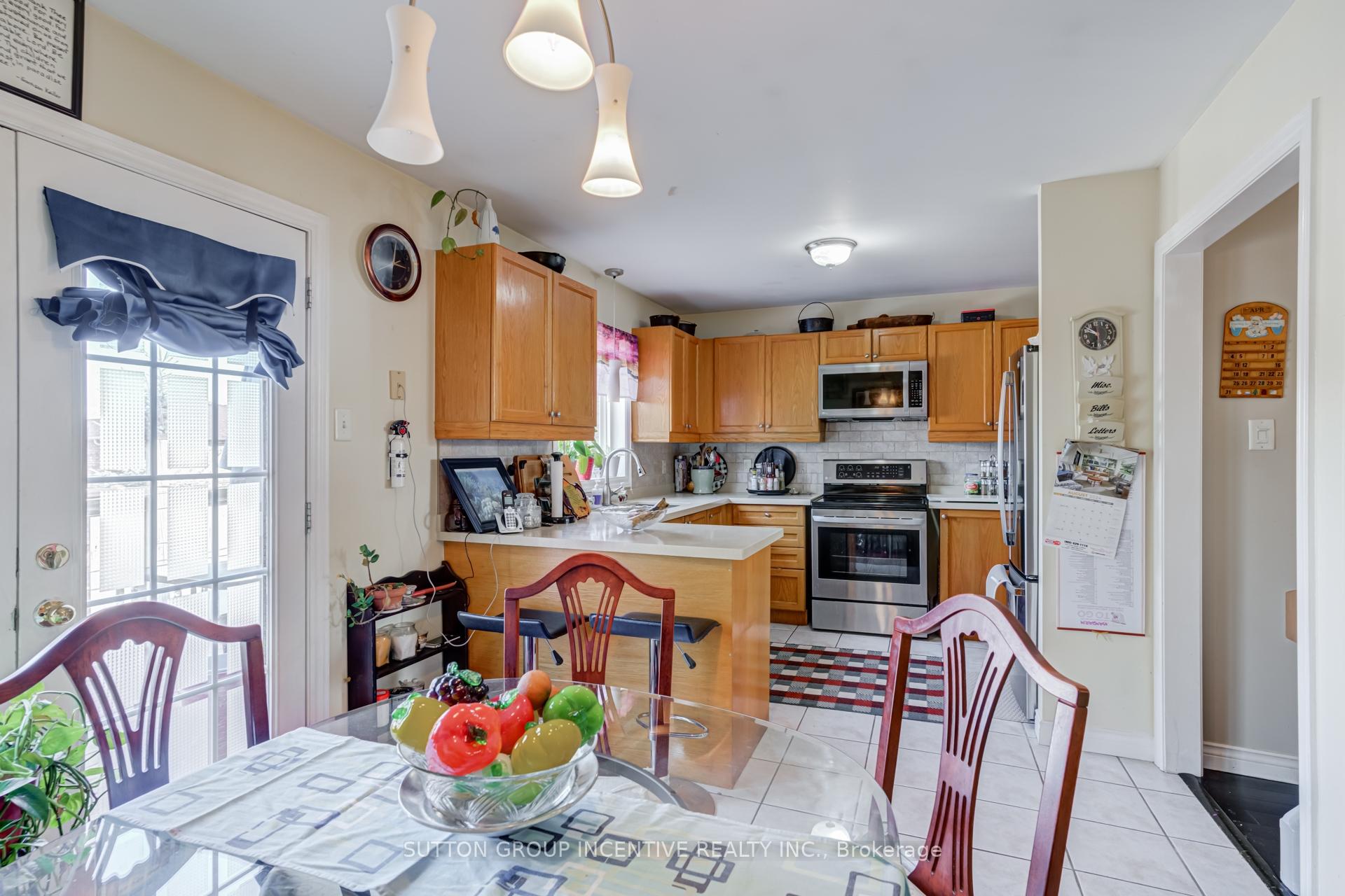 Photo 3 of 19 Brown Wood Drive, Barrie, Little Lake — HOMEH