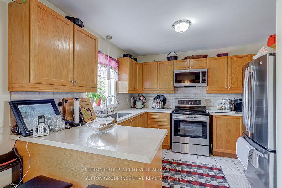 Photo 4 of 19 Brown Wood Drive, Barrie, Little Lake — HOMEH