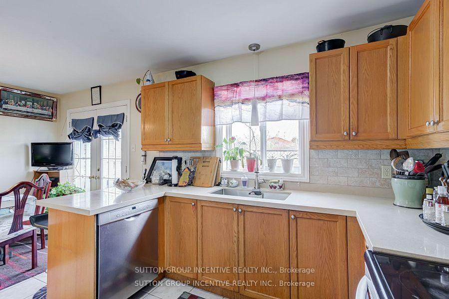 Photo 5 of 19 Brown Wood Drive, Barrie, Little Lake — HOMEH