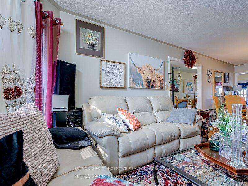 Photo 9 of 19 Brown Wood Drive, Barrie, Little Lake — HOMEH