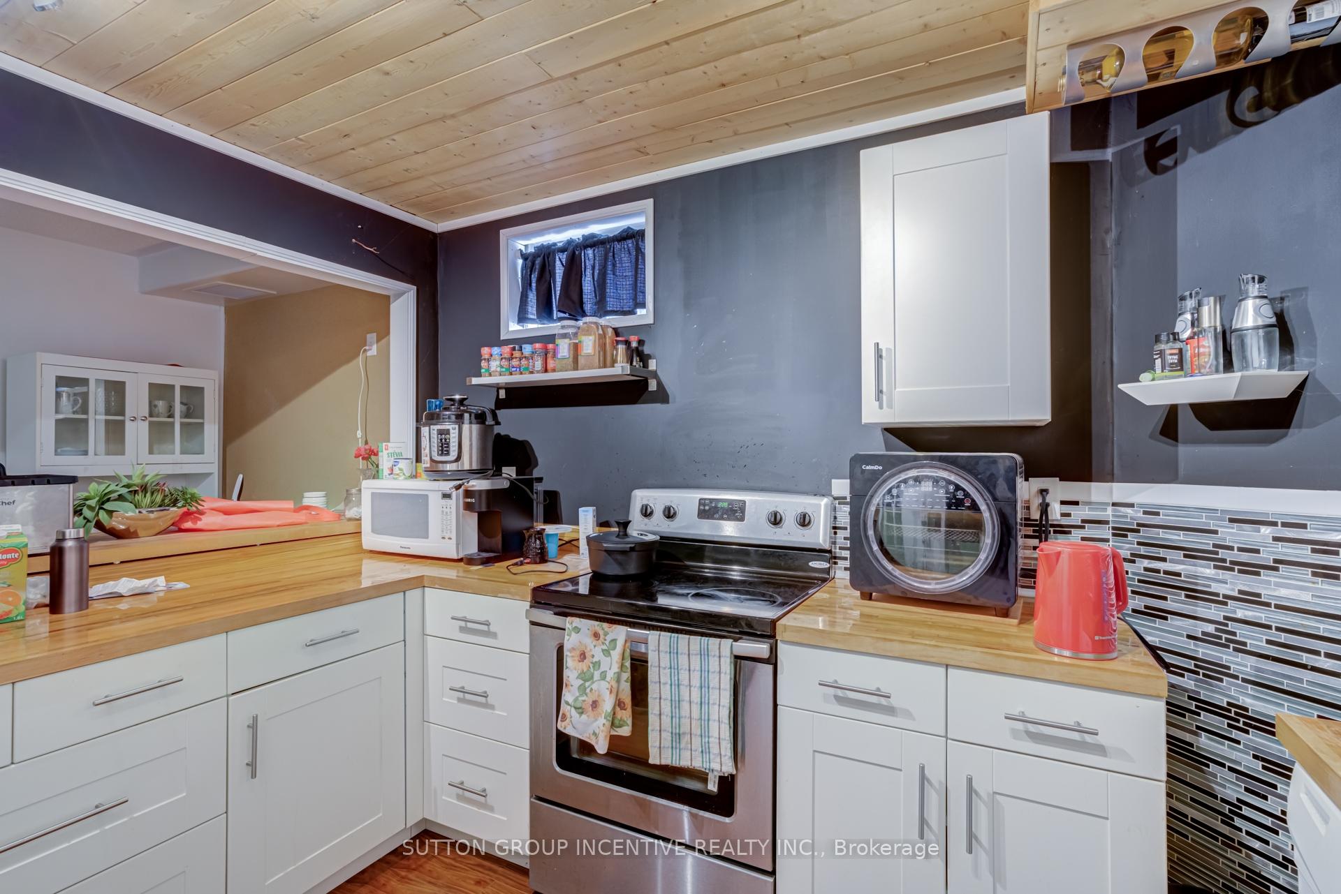 Photo 18 of 19 Brown Wood Drive, Barrie, Little Lake — HOMEH
