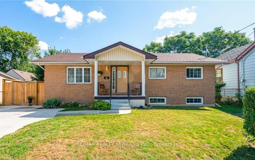 Photo 1 of 18 Greenlaw Place, St. Catharines, Downtown — HOMEH