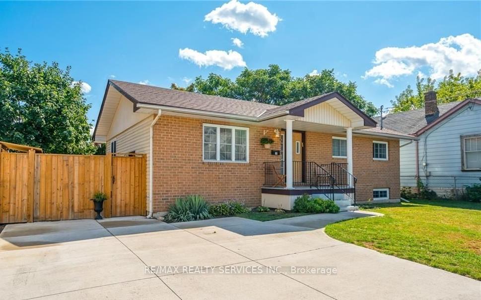 Photo 2 of 18 Greenlaw Place, St. Catharines, Downtown — HOMEH