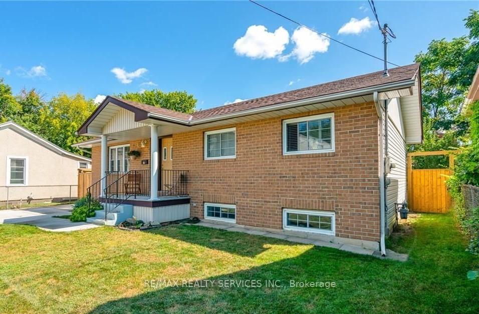 Photo 3 of 18 Greenlaw Place, St. Catharines, Downtown — HOMEH