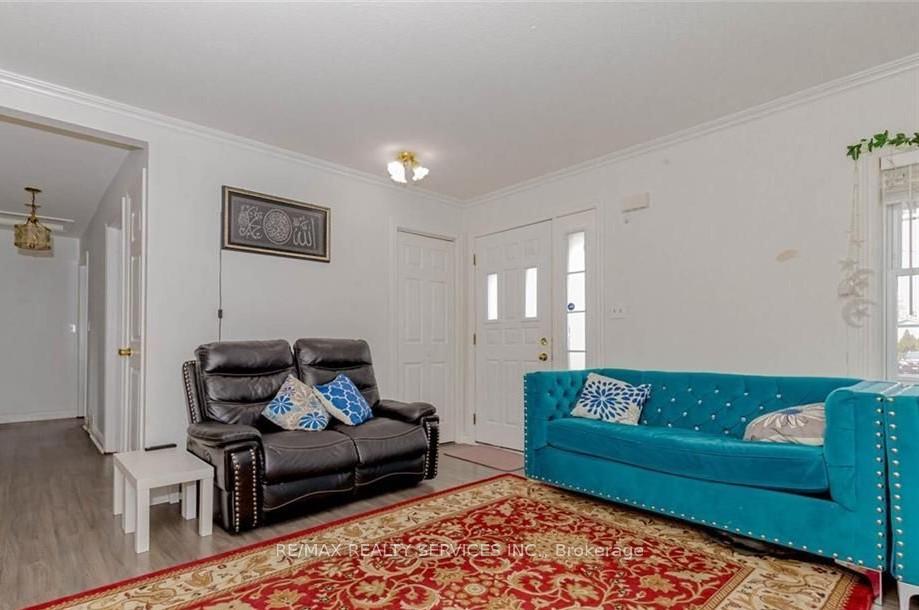 Photo 4 of 18 Greenlaw Place, St. Catharines, Downtown — HOMEH