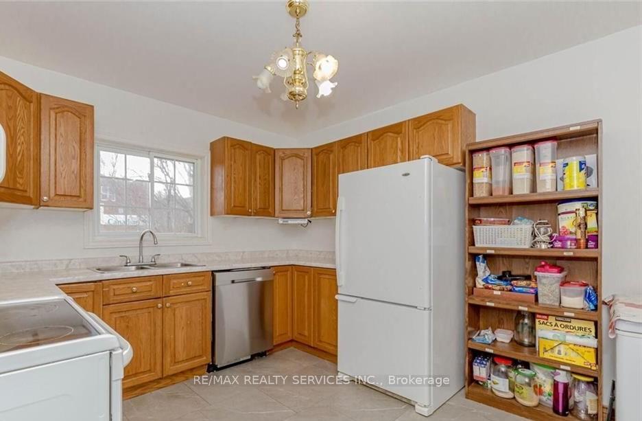 Photo 6 of 18 Greenlaw Place, St. Catharines, Downtown — HOMEH