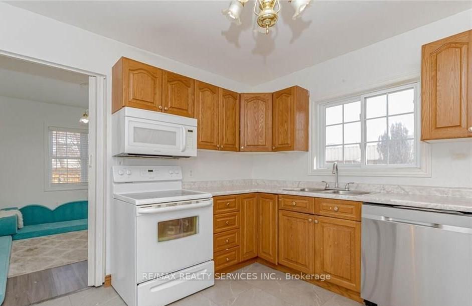 Photo 7 of 18 Greenlaw Place, St. Catharines, Downtown — HOMEH