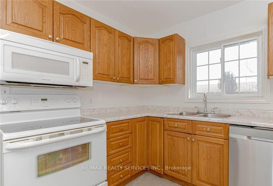 Photo 8 of 18 Greenlaw Place, St. Catharines, Downtown — HOMEH