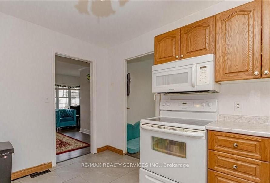Photo 9 of 18 Greenlaw Place, St. Catharines, Downtown — HOMEH
