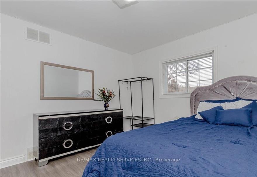 Photo 13 of 18 Greenlaw Place, St. Catharines, Downtown — HOMEH