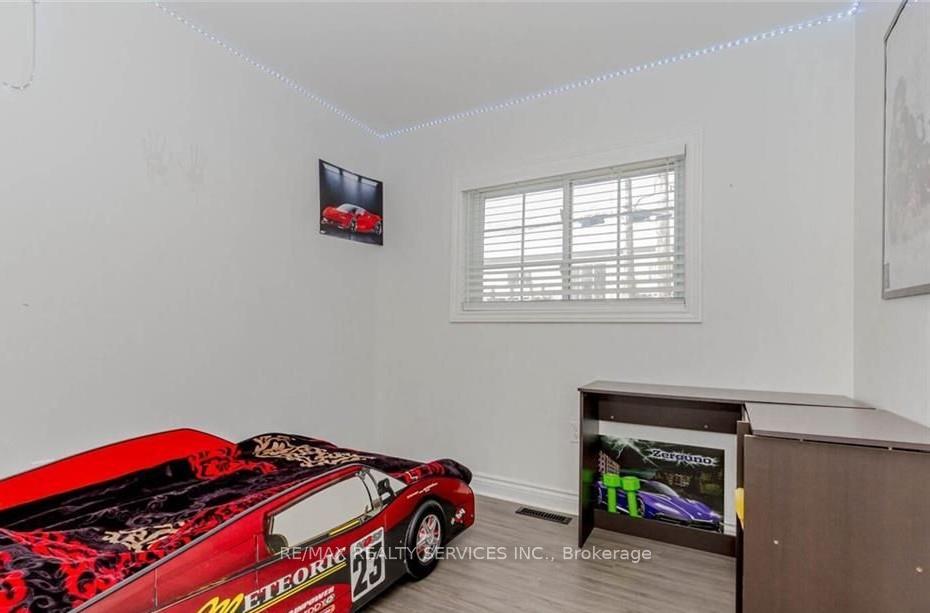 Photo 14 of 18 Greenlaw Place, St. Catharines, Downtown — HOMEH