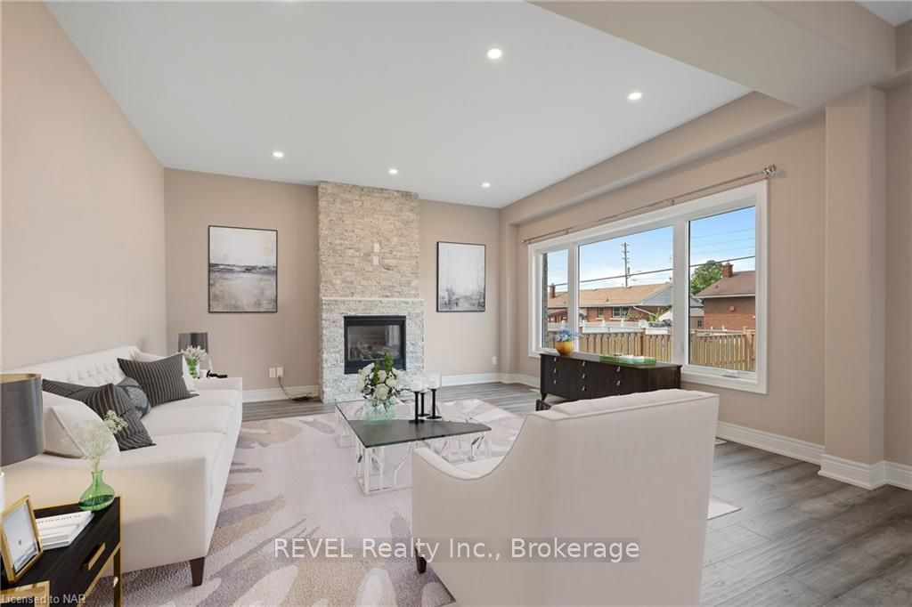 Photo 3 of 43 Berkshire Drive, St. Catharines, Carlton/Bunting — HOMEH