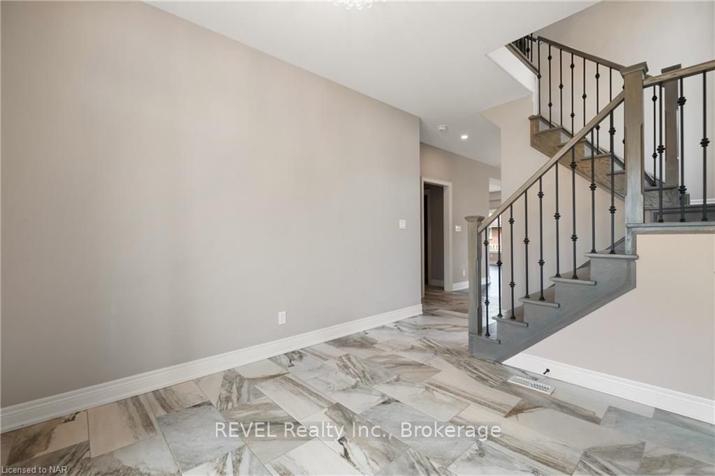 Photo 5 of 43 Berkshire Drive, St. Catharines, Carlton/Bunting — HOMEH