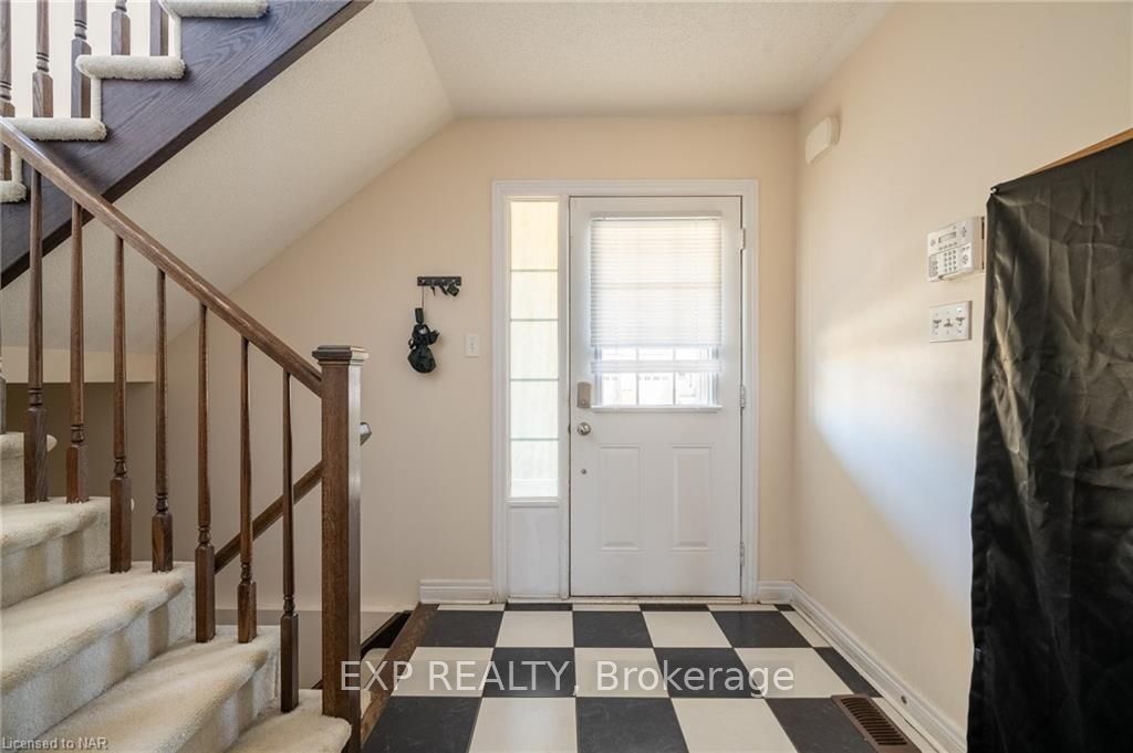 Photo 7 of 198 Wright Crescent, St. Catharines, Burleigh Hill — HOMEH