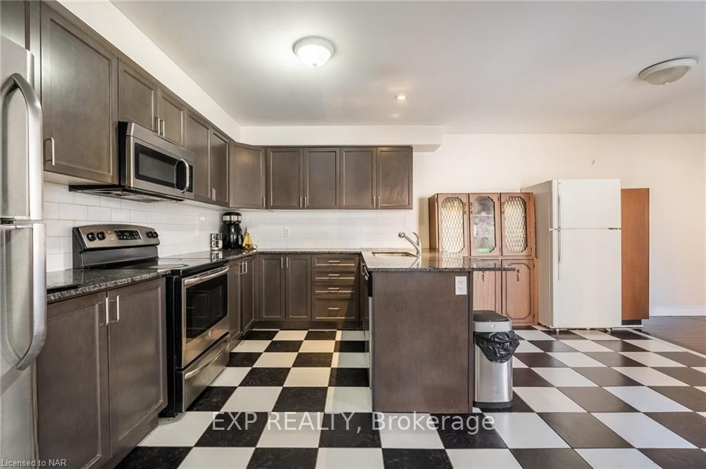 Photo 10 of 198 Wright Crescent, St. Catharines, Burleigh Hill — HOMEH