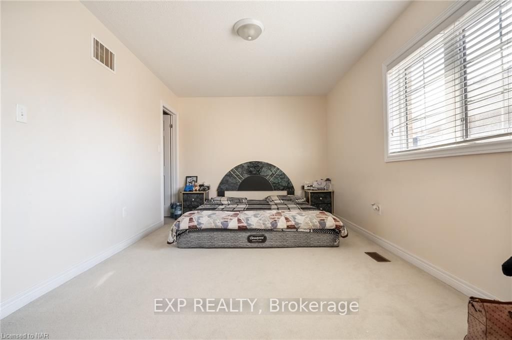 Photo 20 of 198 Wright Crescent, St. Catharines, Burleigh Hill — HOMEH