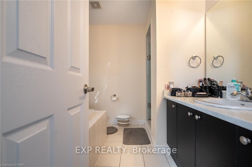Photo 21 of 198 Wright Crescent, St. Catharines, Burleigh Hill — HOMEH