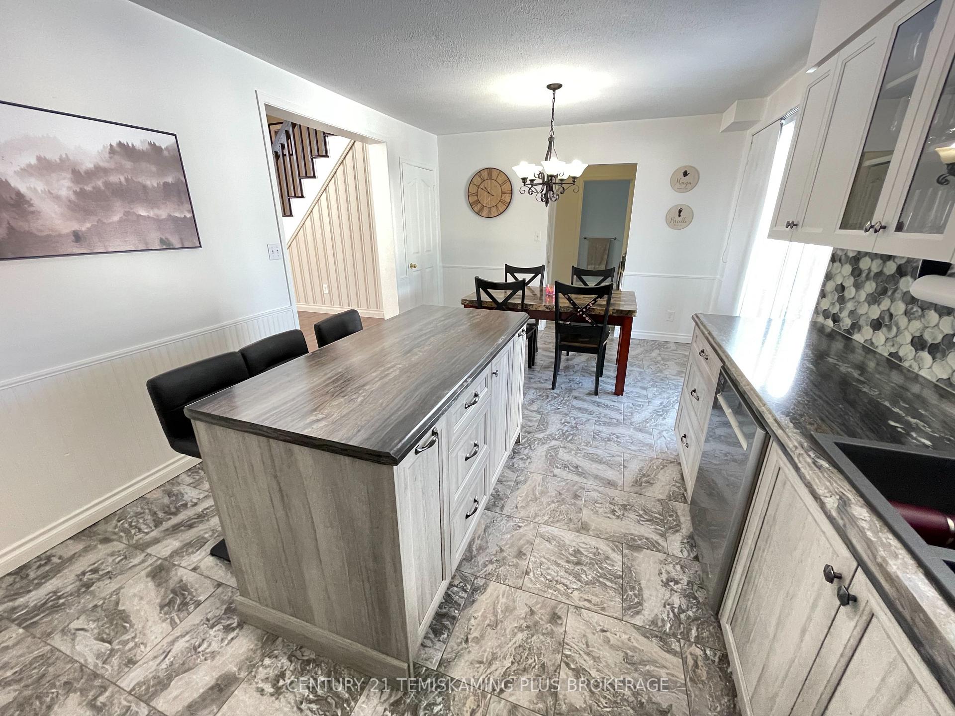 Photo 23 of 32 Tenth Avenue N, Armstrong, Earlton — HOMEH