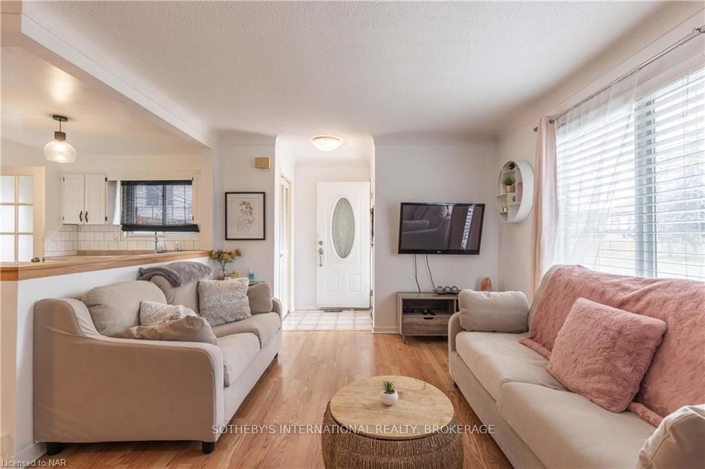 Photo 3 of 98 Dorchester Boulevard, St. Catharines, Carlton/Bunting — HOMEH