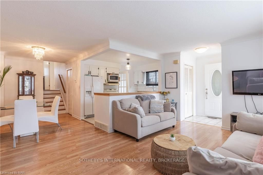 Photo 5 of 98 Dorchester Boulevard, St. Catharines, Carlton/Bunting — HOMEH