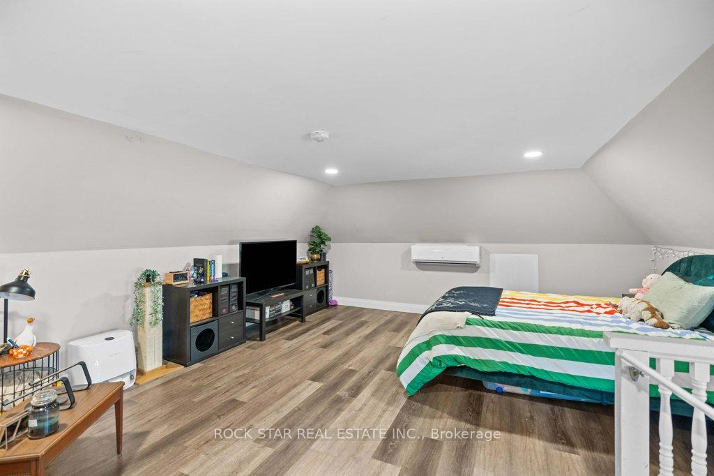 Photo 16 of 20 Holton Avenue S, Hamilton, Gibson — HOMEH