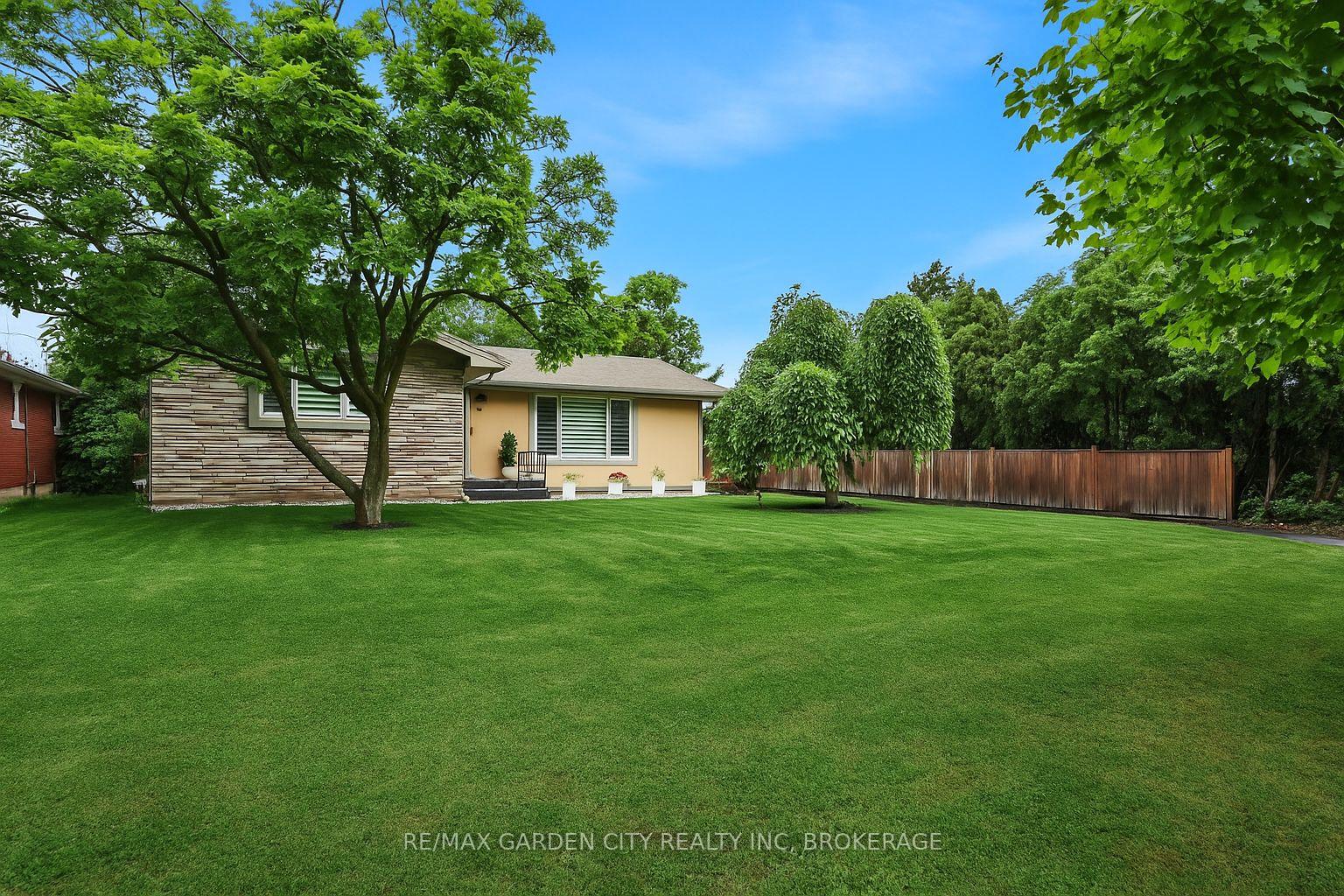 Photo 1 of 18 Wakil Drive, St. Catharines, Glendale/Glenridge — HOMEH