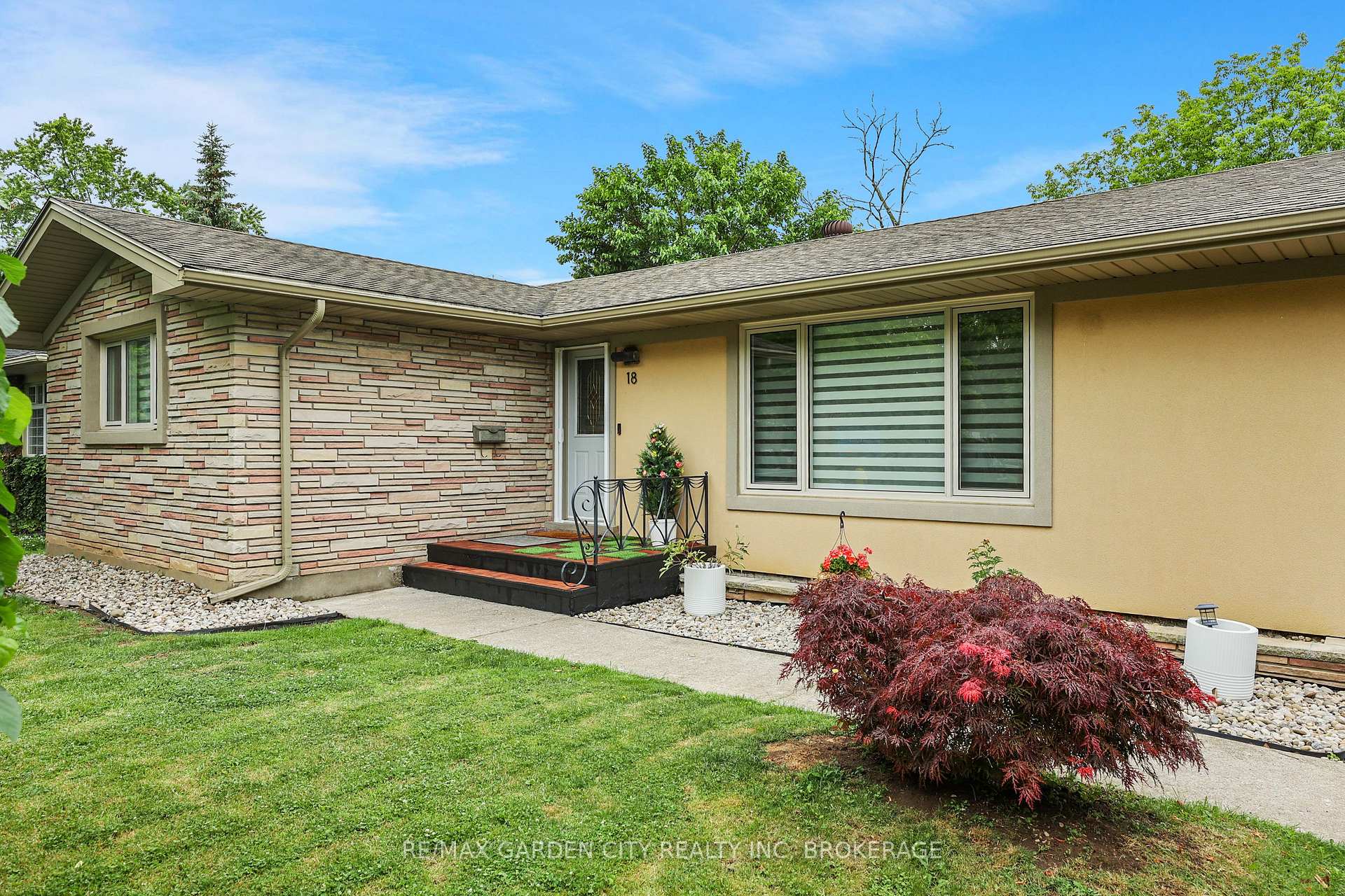 Photo 2 of 18 Wakil Drive, St. Catharines, Glendale/Glenridge — HOMEH