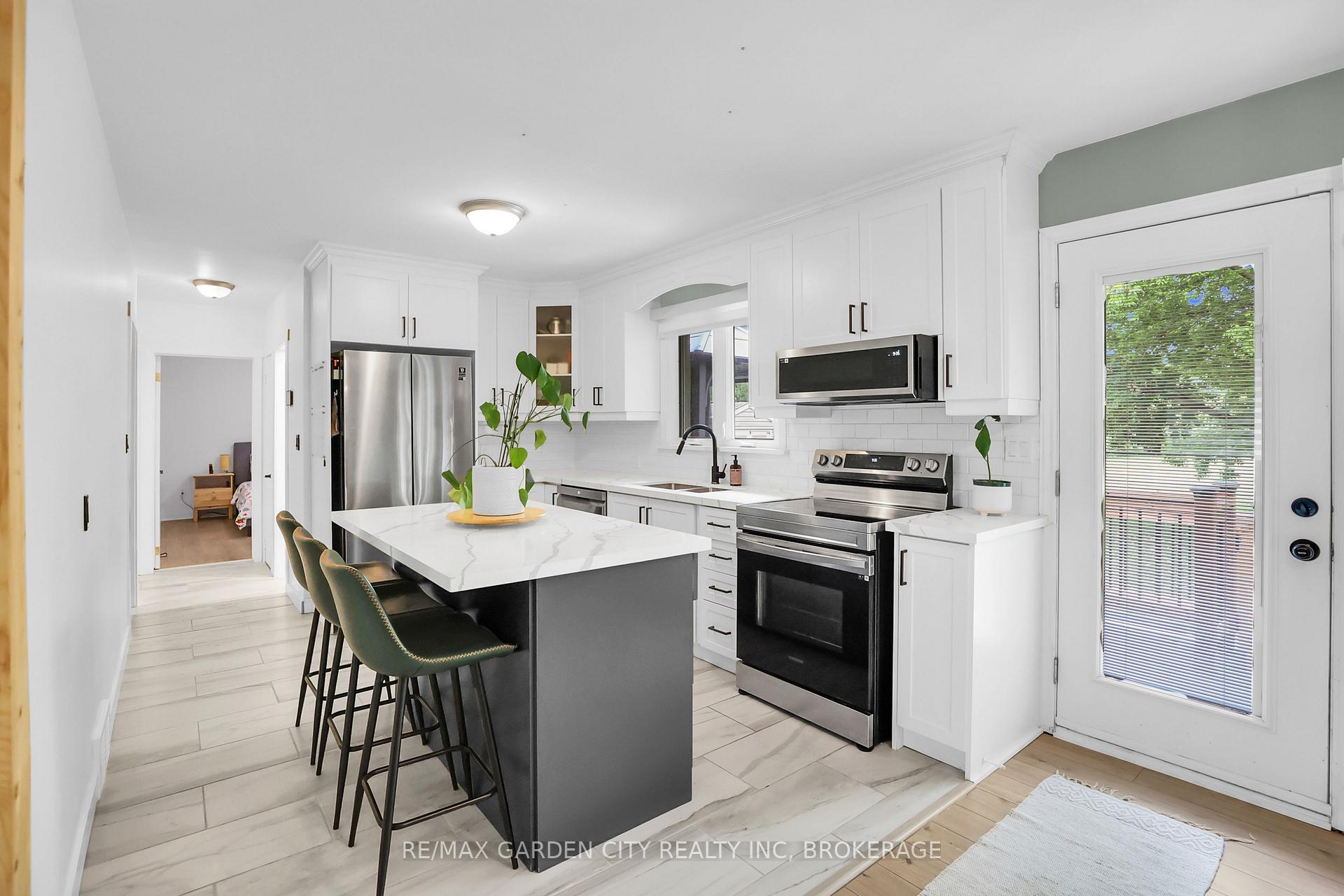 Photo 8 of 18 Wakil Drive, St. Catharines, Glendale/Glenridge — HOMEH