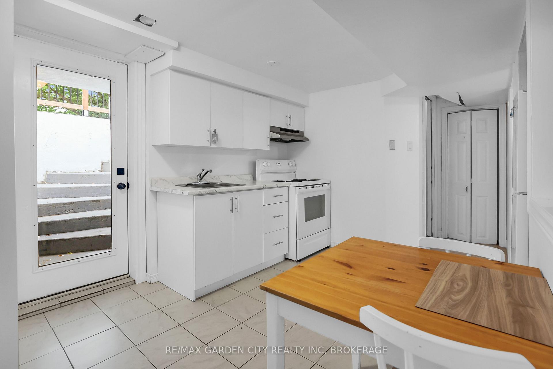 Photo 23 of 18 Wakil Drive, St. Catharines, Glendale/Glenridge — HOMEH