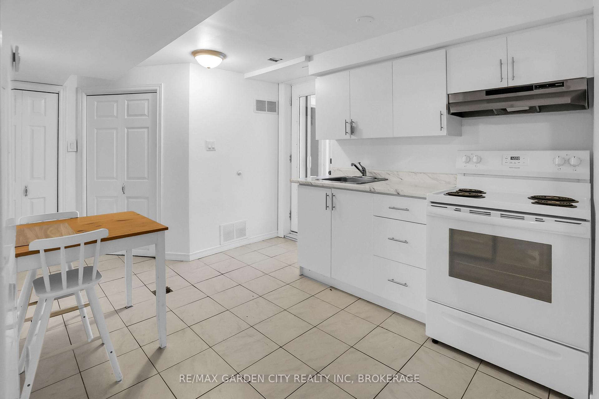 Photo 24 of 18 Wakil Drive, St. Catharines, Glendale/Glenridge — HOMEH