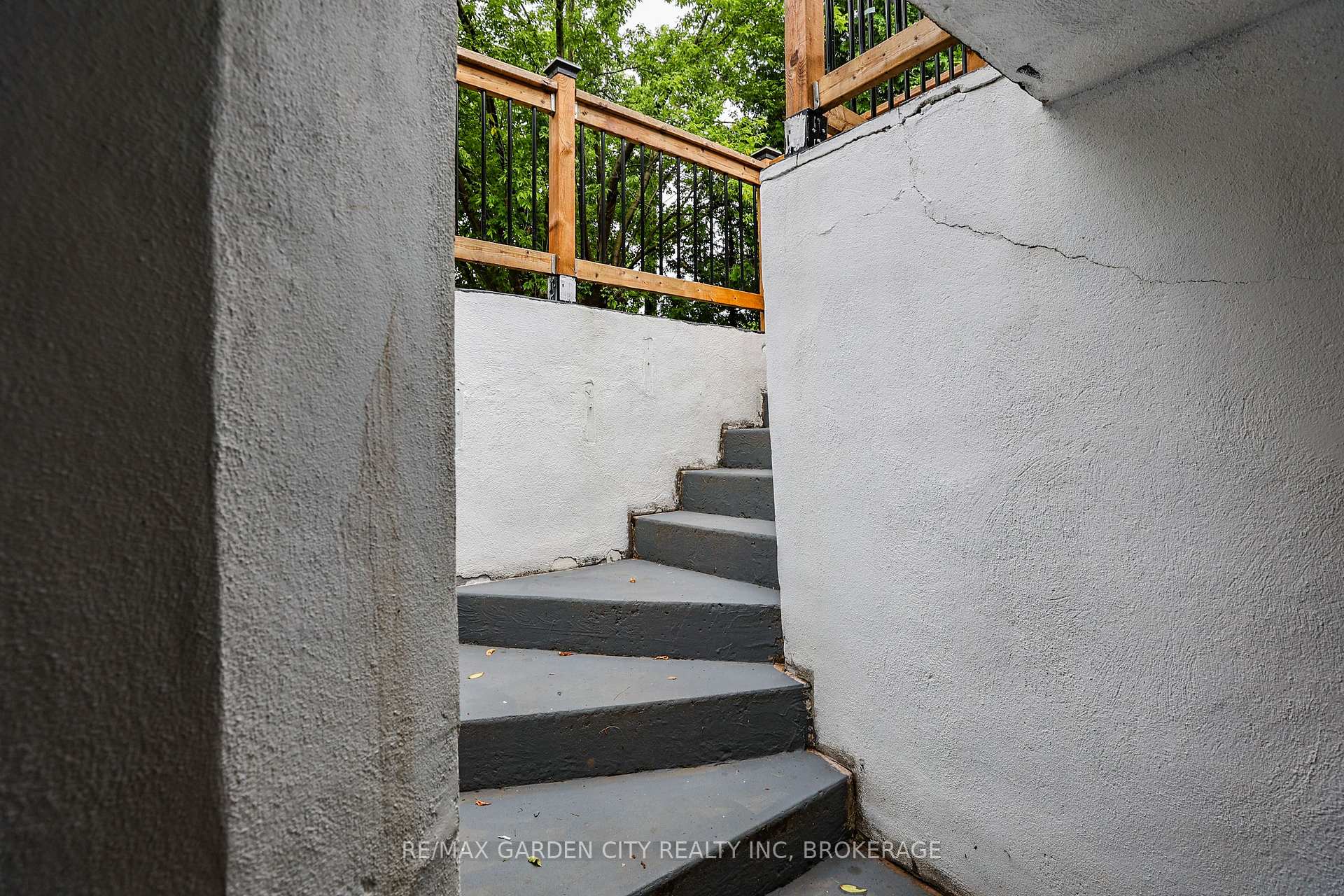 Photo 35 of 18 Wakil Drive, St. Catharines, Glendale/Glenridge — HOMEH